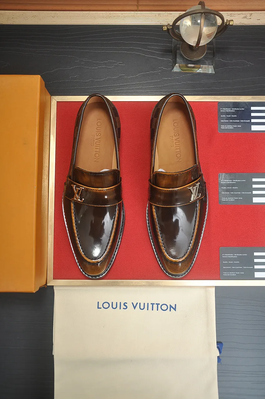 Men's men's shoes 💰460💶 [LV] (original single cowhide lining) 🍀LV's latest genuine leather business suit shoes are launched simultaneously on the official website. The first-layer cowhide imported from Italy is made of heavy gold, 💥1:1 rubber outsole from the official website. Versatile to wear, high-end without losing class, and the color combination is extraordinary. This four-season style is alluring when worn on your feet, showing off your big-name flair. Standard code 38-45 (45 customized)